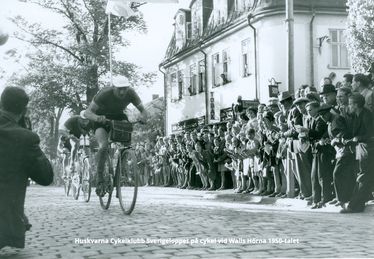 08-Hkva Cykelklubb Sverigeloppet på cykel vid Walls Hörna 1950-talet